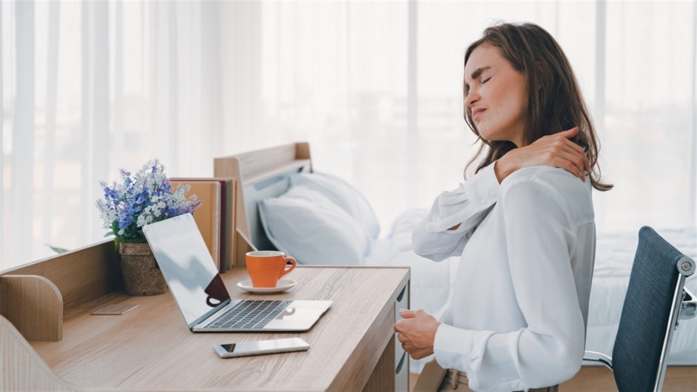 Bangkit Sejenak: Gerakan Sederhana untuk Mengusir Kaku Saat Bekerja di Depan Komputer